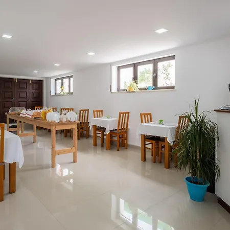 West Side בית הארחה 2*